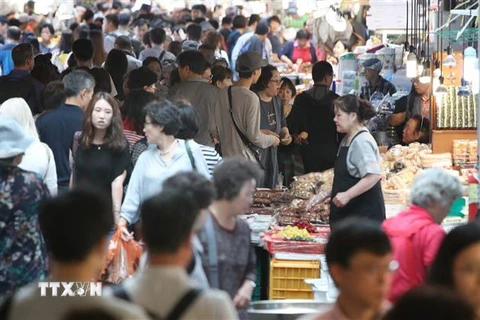 Người dân mua sắm tại chợ Gwangjang ở Seoul ngày 22/9. (Ảnh: Yonhap/TTXVN)