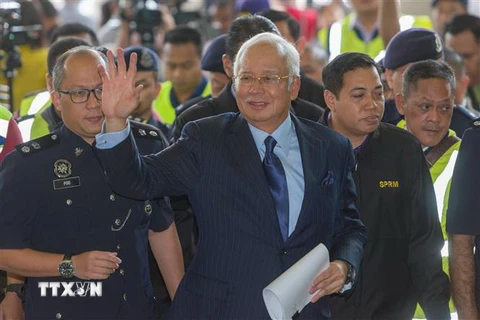 Cựu Thủ tướng Malaysia Najib Razak (giữa) tới tòa án tại Kuala Lumpur ngày 20/9/2018. (Ảnh: THX/TTXVN)