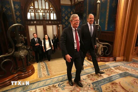 Cố vấn An ninh quốc gia Mỹ John Bolton (trái) và Ngoại trưởng Nga Sergei Lavrov trong cuộc gặp tại Moskva (Nga), ngày 22/10/2018. (Ảnh: AFP/TTXVN)