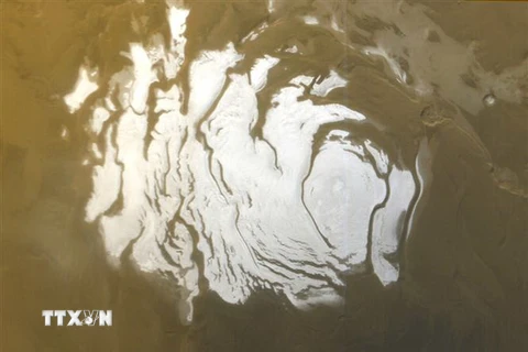 Hình ảnh do Cơ quan hàng không vũ trụ Mỹ cung cấp trên Internet cho thấy phần đỉnh băng ở cực Nam của Sao Hỏa, nơi các nhà khoa học vừa phát hiện dấu hiệu của một hồ nước ngầm lớn. (Nguồn: AFP/TTXVN)