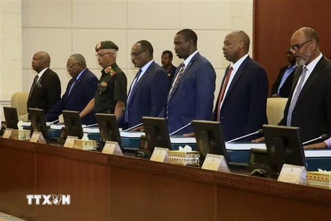 Các thành viên nội các mới của Sudan tuyên thệ nhậm chức tại Phủ Tổng thống ở thủ đô Khartoum ngày 15/9. (Ảnh: THX/TTXVN)