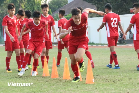 Các cầu thủ U19 Việt Nam tích cực tập luyện cho trận gặp đối thủ mạnh U19 Hàn Quốc. (Ảnh: Hải Ngọc/Vietnam+)