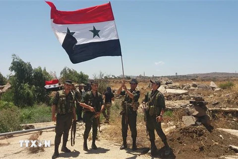 Binh sỹ Syria được triển khai tại làng Hamidiya, tỉnh Quneitra ngày 26/7/2018. (Ảnh: AFP/TTXVN)