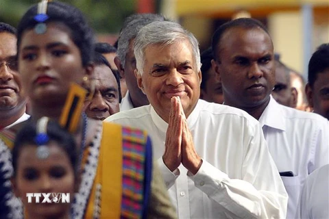 Ông Ranil Wickremesinghe (giữa) tham dự một sự kiện ở Galle, miền nam Sri Lanca ngày 26/10. (Ảnh: THX/TTXVN)