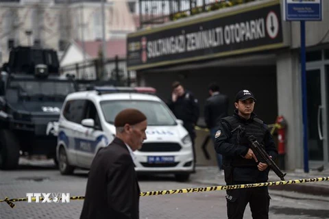 Cảnh sát Thổ Nhĩ Kỳ điều tra tại một bãi xe ngầm, nơi phát hiện ôtô của lãnh sự quán Saudi Arabia được bỏ lại, ba tuần sau cái chết của nhà báo Jamal Khashoggi, ngày 23/10/2018. (Ảnh: AFP/TTXVN)