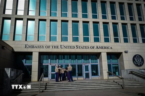 Quang cảnh bên ngoài Đại sứ quán Mỹ tại Havana, Cuba. (Ảnh: AFP/TTXVN)