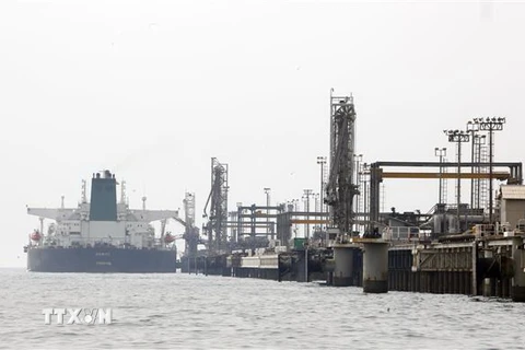 Một cơ sở khai thác dầu trên đảo Khark của Iran ở ngoài khơi vùng Vịnh. (Ảnh: AFP/TTXVN)