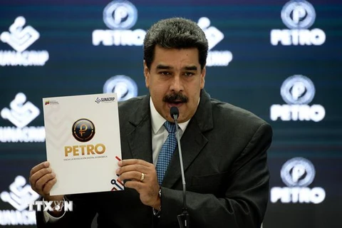 Tổng thống Venezuela Nicolas Maduro trong cuộc họp báo về việc chính thức sử dụng đồng Petro điện tử trong giao dịch quốc tế, ngày 1/10/2018. (Ảnh: AFP/TTXVN)