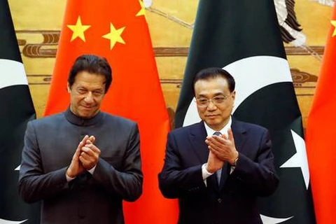 Thủ tướng Pakistan Imran Khan (trái) và Thủ tướng Trung Quốc Lý Khắc Cường tại cuộc hội đàm ở Bắc Kinh. (Nguồn: AP)