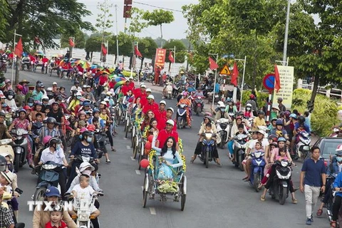 Diễu hành xe hoa chào mừng Hà Tiên lên thành phố. (Ảnh: Hồng Đạt/TTXVN)
