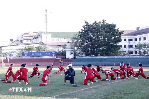 Đội tuyển Việt Nam tập nhẹ để giúp các cầu thủ hồi phục thể lực và đối phó với thời tiết oi nóng, mặt sân không tốt. (Ảnh: Phạm Kiên/TTXVN)