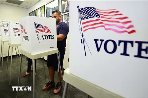 Cử tri Mỹ bỏ phiếu tại một địa điểm bầu cử ở Norwalk, California . (Ảnh: AFP/TTXVN)