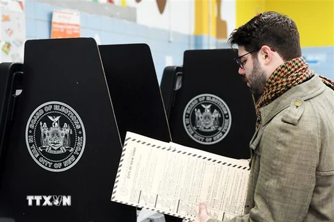 Cử tri Mỹ bỏ phiếu bầu Quốc hội giữa nhiệm kỳ tại điểm bầu cử ở Manhattan, New York, ngày 6/11/2018. (Ảnh: THX/TTXVN)