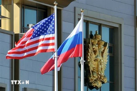 Quốc kỳ Mỹ (trái) và quốc kỳ Nga. (Nguồn: AFP/TTXVN)