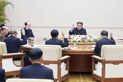 Nhà lãnh đạo Triều Tiên Kim Jong-un (giữa, phía xa) chủ trì cuộc họp Bộ Chính trị Ủy ban Trung ương Đảng Lao động Triều Tiên ở Bình Nhưỡng ngày 10/4. (Nguồn: Yonhap/TTXVN)