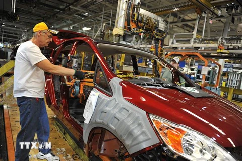 Công nhân làm việc trên dây chuyền lắp ráp xe ôtô tại nhà máy sản xuất xe Ford ở Wayne, Michigan, Mỹ. (Ảnh: AFP/TTXVN)