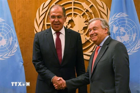 Tổng Thư ký Liên hợp quốc Antonio Guterres (phải) và Ngoại trưởng Nga Sergey Lavrov (trái) tại cuộc gặp ở New York. (Ảnh: AFP/TTXVN)