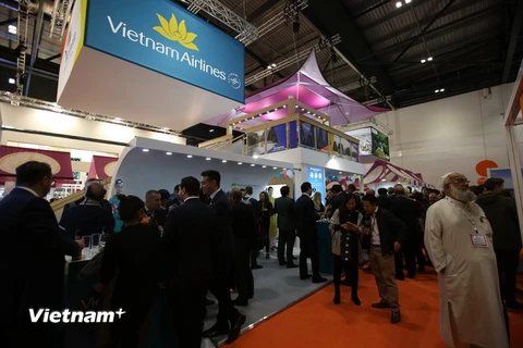 Khách tham quan gian hàng Du lịch Việt Nam tại hội chợ quốc tế WTM 2018 London, Anh. (Ảnh: Đỗ Tuấn Anh /Vietnam+)