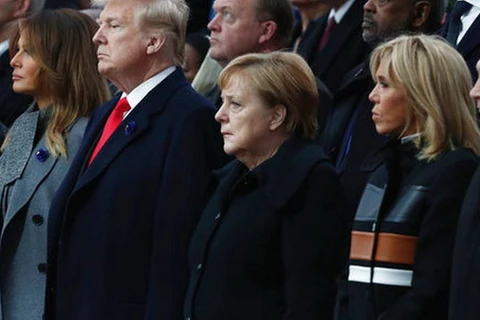 Từ phải qua trái: Tổng thống Nga Vladimir Putin, Phu nhân Tổng thống Pháp Brigitte Macron, Thủ tướng Đức Angela Merkel, Tổng thống Mỹ Donald Trump và vợ Melania Trump tại lễ kỷ niệm ngày 11/11 ở Paris. (Nguồn: AP)