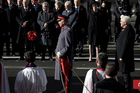 Thái tử Charles và Tổng thống Đức Frank-Walter Steinmeier (phía sau) tại lễ tưởng niệm. (Nguồn: Reuters)