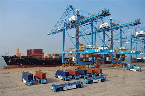 Xếp dỡ hàng hóa tại cảng ở Thanh Đảo, tỉnh Sơn Đông, Trung Quốc ngày 24/10/2018. (Ảnh: AFP/TTXVN)