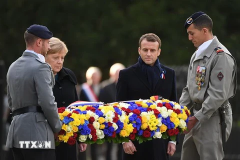 Tổng thống Pháp Emmanuel Macron (thứ 2 phải) và Thủ tướng Đức Angela Merkel (thứ 2 trái) đặt hoa tại lễ kỷ niệm ngày kết thúc Chiến tranh Thế giới thứ nhất ở Compiègne, Pháp, ngày 10/11/2018. (Ảnh: AFP/TTXVN)