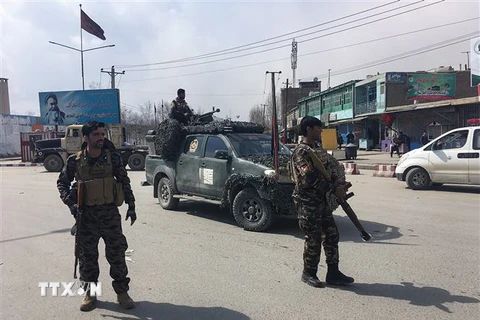 Lực lượng an ninh Afghanistan gác tại hiện trường một vụ tấn công ở Kabul. (Ảnh: AFP/TTXVN)