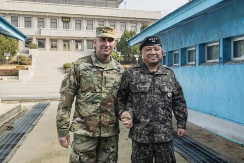 Tướng Robert B. Abrams (trái) trong chuyến thăm làng đình chiến Panmunjom ngày 11/11. (Nguồn: Yonhap)