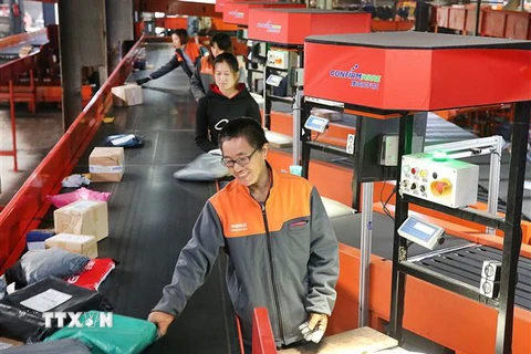 Nhân viên sắp xếp hàng hóa tại trung tâm phân phối thuộc một công ty chuyển phát tại Liên Vân Cảng, tỉnh Giang Tô, Trung Quốc trong ngày Độc thân 11/11/2018. (Ảnh: THX/TTXVN)