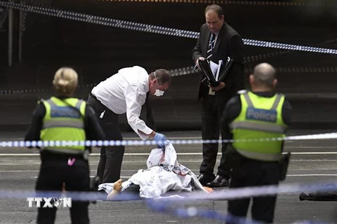 Cảnh sát điều tra tại hiện trường vụ tấn công bằng dao tại thành phố Melbourne ngày 9/11/2018. (Ảnh: AFP/TTXVN)