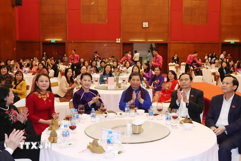 Chủ tịch Quốc hội Nguyễn Thị Kim Ngân với các đại biểu tại cuộc gặp mặt. (Ảnh: Trọng Đức/TTXVN)