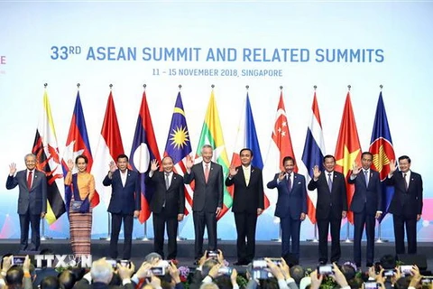 Các trưởng đoàn chụp ảnh chung tại Lễ khai mạc Hội nghị Cấp cao ASEAN 33. (Ảnh: Thống Nhất/TTXVN)