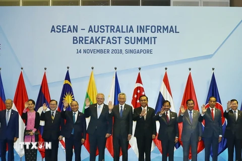 Thủ tướng Nguyễn Xuân Phúc (thứ tư, từ trái sang), Thủ tướng Australia Scott Morrison (thứ năm, từ trái sang) và các Trưởng đoàn ASEAN chụp ảnh chung. (Ảnh: Thống Nhất/TTXVN)