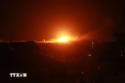 Khói lửa bốc lên sau các cuộc không kích của Israel xuống thành phố Gaza ngày 27/10/2018. (Ảnh: AFP/TTXVN)