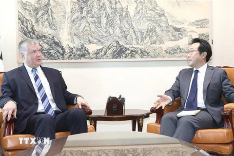 Trưởng đoàn đàm phán 6 bên về vấn đề hạt nhân Triều Tiên của Hàn Quốc Lee Do-hoon (phải) và Đặc phái viên Mỹ về vấn đề Triều Tiên Stephen Biegun trong cuộc gặp tại Seoul, Hàn Quốc ngày 29/10/2018. (Ảnh: Yonhap/TTXVN)