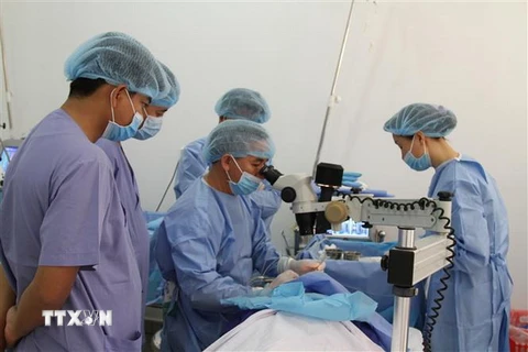 Các bác sỹ Việt Nam mổ mắt cho bệnh nhân nghèo Campuchia. (Ảnh: Nhóm phóng viên TTXVN tại Campuchia)