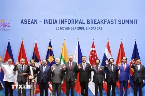 Thủ tướng Nguyễn Xuân Phúc (thứ 4, từ trái sang), Thủ tướng Ấn Độ Narendra Modi (thứ 5, từ trái sang) và các Trưởng đoàn ASEAN chụp ảnh chung. (Ảnh: Thống Nhất/TTXVN)