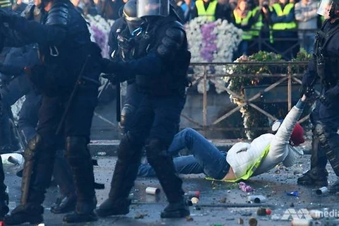 Cảnh sát trấn áp người biểu tình ở Quimper, Pháp. (Nguồn: AFP)