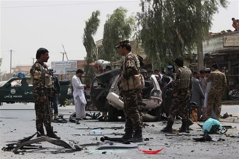 Lực lượng an ninh gác tại hiện trường một vụ tấn công ở Lashkar Gah, thủ phủ tỉnh Helmand, Afghanistan. (Ảnh: THX/TTXVN)