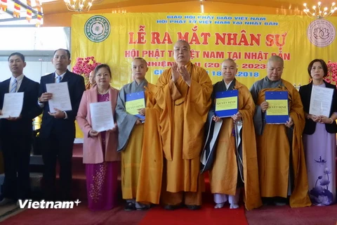 Các thành viên Ban thường trực, Hội Phật tử Việt Nam tại Nhật Bản nhận Quyết định chuẩn y. (Ảnh: Thành Hữu/TTXVN)