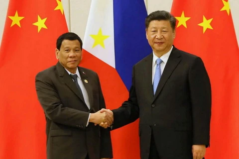 Chủ tịch Trung Quốc Tập Cận Bình và Tổng thống Philippines Duterte trong một cuộc gặp hồi tháng Tư. (Nguồn: news.abs-cbn.com)