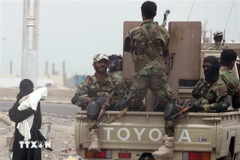 Các tay súng Yemen trung thành với liên quân Arab do Saudi Arabia đứng đầu tuần tra thành phố Aden. (Ảnh: AFP/TTXVN)