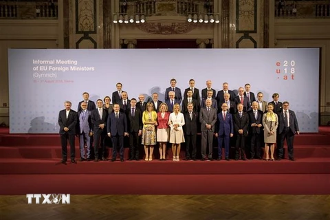 Ngoại trưởng các quốc gia thành viên EU chụp ảnh chung tại Hội nghị không chính thức Bộ trưởng Ngoại giao EU ở Vienna, Áo ngày 31/8. (Ảnh: AFP/TTXVN)