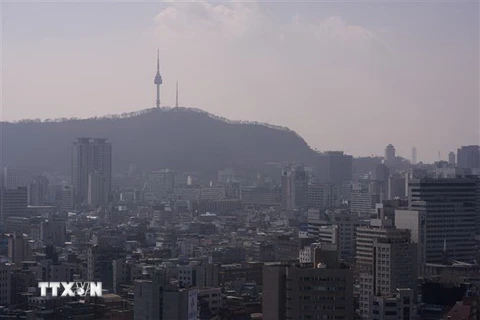 Khói mù ô nhiễm bao phủ bầu trời Seoul, Hàn Quốc. (Ảnh: AFP/TTXVN)
