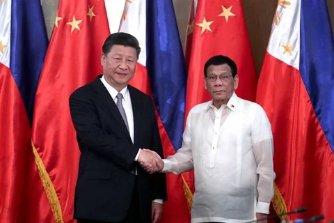 Tổng thống Philippines Rodrigo Duterte (phải) hội đàm với Chủ tịch Trung Quốc Tập Cận Bình đang ở thăm Manila ngày 20/11/2018. (Ảnh: THX/TTXVN)