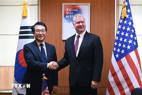 Trưởng đoàn Hàn Quốc thuộc Nhóm công tác Hàn- Mỹ Lee Do-hoon (trái) trong cuộc gặp Trưởng đoàn Mỹ Stephen Biegun tại Seoul (Hàn Quốc) ngày 11/9/2018. (Ảnh: Yonhap/TTXVN)