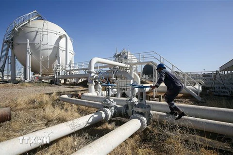 Công nhân kiểm tra đường ống dẫn dầu ở giếng dầu Bai Hassan, phía tây thành phố Kirkuk, miền Bắc Iraq ngày 19/10/2017. 9Ảnh: AFP/TTXVN)
