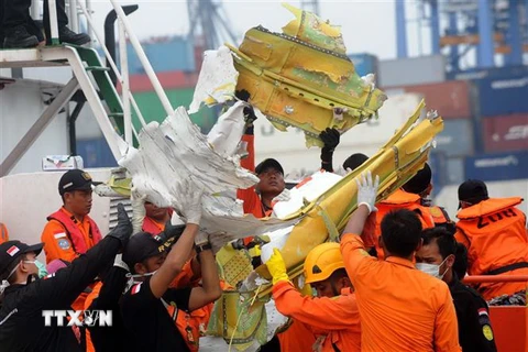 Lực lượng cứu hộ Indonesia chuyển những mảnh vỡ của chiếc máy bay xấu số Lion Air JT 610 sau khi trục vớt tại cảng Tanjung Priok. (Ảnh: THX/TTXVN)