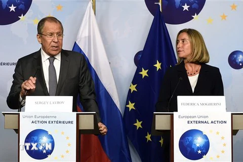 Ngoại trưởng Nga Sergei Lavrov (trái) trong một cuộc báo chung với Cao ủy Liên minh châu Âu (EU) phụ trách chính sách an ninh và đối ngoại Federica Mogherini (phải) tại Brussels, Bỉ. (Ảnh: AFP/TTXVN)