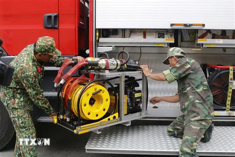 Các chiến sỹ kiểm tra trang thiết bị xe cứu nạn, cứu hộ. (Ảnh: Hoàng Hải/TTXVN)